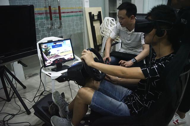 武汉大学生研发出VR驾驶系统 免费为同学提供驾考服务